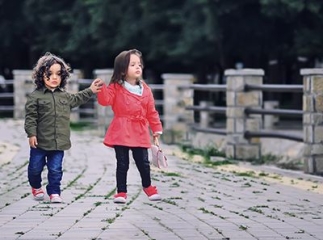enfants disputent